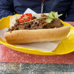 Een stokbrood zoet varkensvlees
