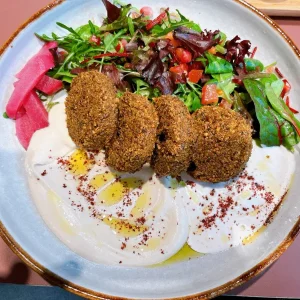 Een bord Falafel Bowl bij Mosqat