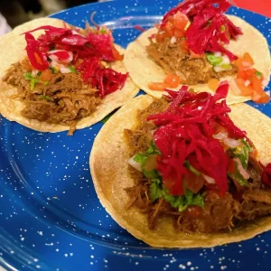 Met rundvlees gevulde taco's