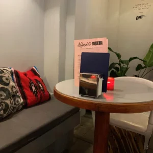 Een zitje in de hoek bij Alfredo's