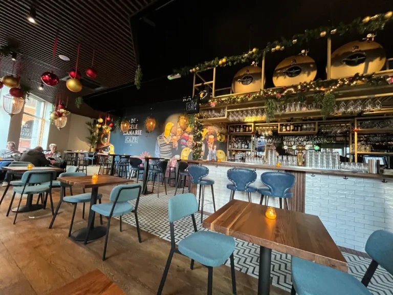 Interieur van cafe de Gele Kanarie op de Binnenrotte