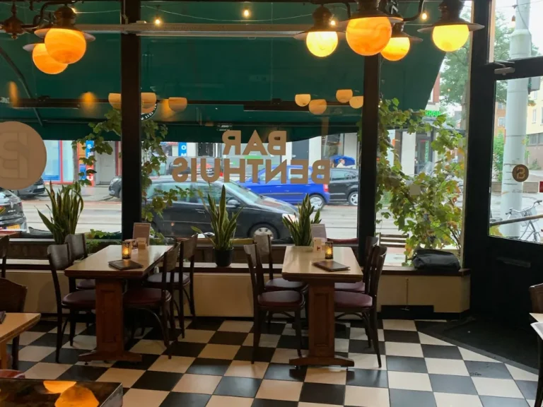 Het interieur van Bar Benthuis