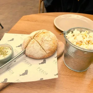 Broodje en popcorn bij Pesca