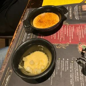 Twee desserts bij 't Zusje waaronder Creme Brulee