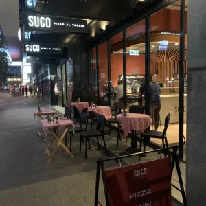 Terrasje voor de deur van Sugo