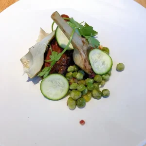 Hoofdgerecht bij Renilde , vlees en artisjok