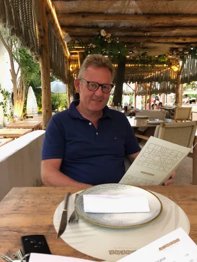 Jaap met menukaart in een restaurant