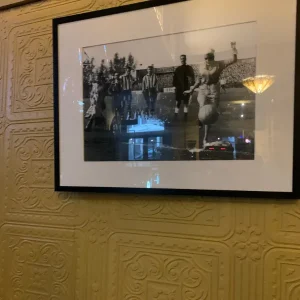 Foto van Jayne Mansfield aan de muur bij Bar Benthuis