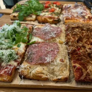 Een paar pizza's van Sugo