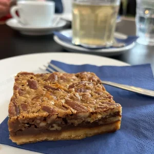 Pecan Bar bij Man met Bril Koffie