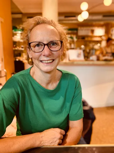 Mireille in een restaurant