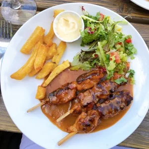 Sate met patat en garnituur