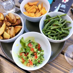 Groenten, gebakken aardappeltjes en patat