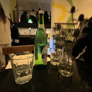 Water met twee glazen bij Café Prêt á Boire