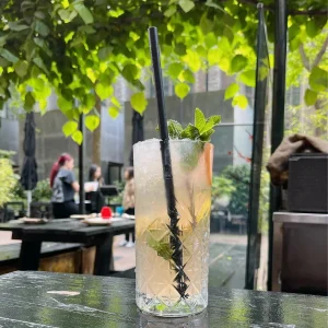 Een Grapefruit Passionade lemonade bij Little V Rotterdam