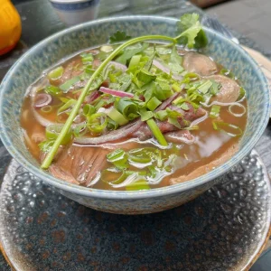 Een rijkelijke gevulde Pho bij Little V Rotterdam