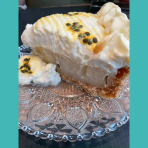 Taart van slagroom en. passievruchten bij Restaurant Rodrigues