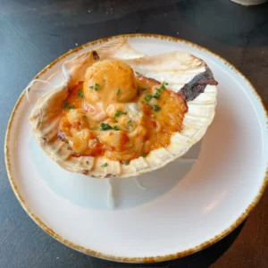 Coquille in schelp bij Restaurant Omaira