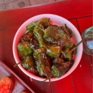 Spaanse groene pepers bij Secreto